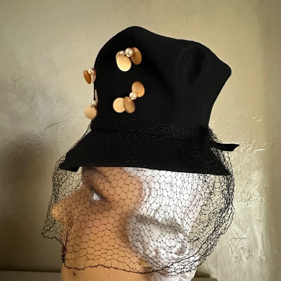 SOPHISTICATED 1930s\' BLACK FELT HAT WITH TALL CROWN, GOLD DISKS, PEARLS & VEIL main image 9